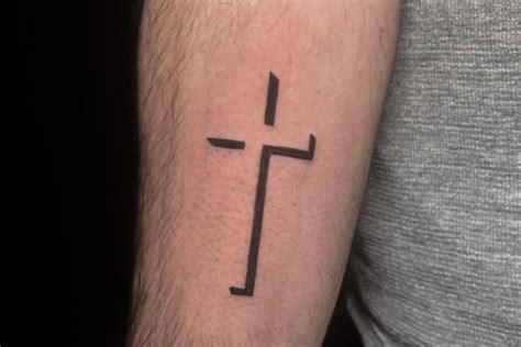 5 Meaningful Cross Tattoo Ideas For Finger