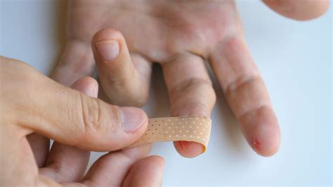 7 Steps To Apply A Knuckle Bandage Correctly