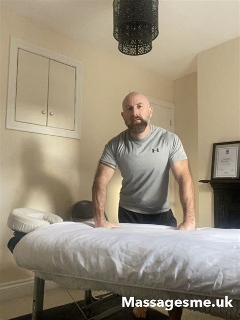 Male Masseur For Men: Expert Massage Therapy Services