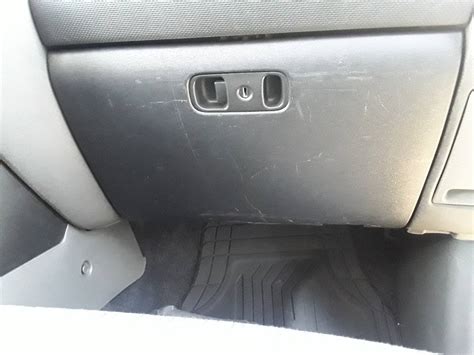 Mitsubishi Outlander 2007 Glove Compartment Guide